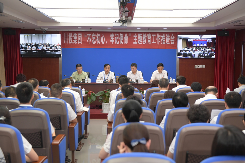 越野车连撞两辆半挂车 潍坊消防成功救出被困司机_星空体育APP网站(图1) 星空体育app下载