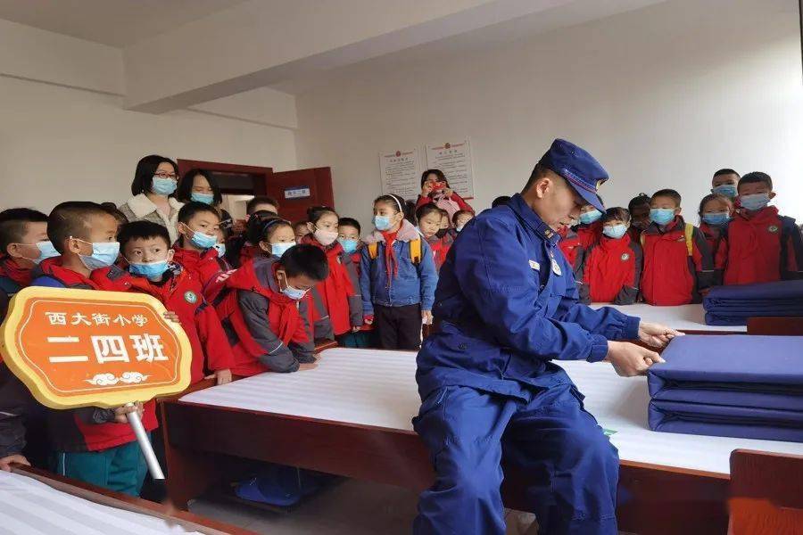 宁静“童”行——消防萌娃进“红门”感受奇妙“消防梦”-星空体育APP网站(图4)
宁静“童”行——消防萌娃进“红门”感受奇妙“消防梦”-星空体育APP网站(图4)