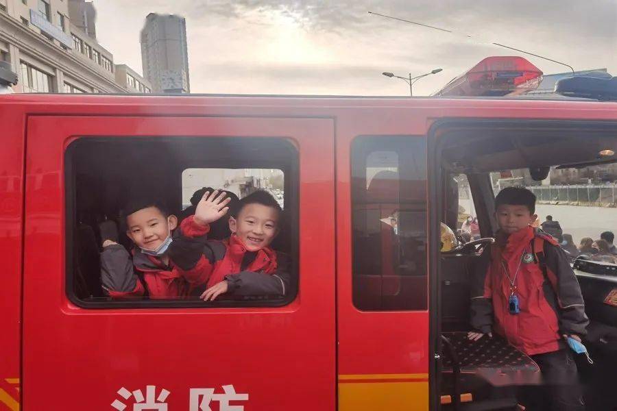 宁静“童”行——消防萌娃进“红门”感受奇妙“消防梦”-星空体育APP网站(图8)
宁静“童”行——消防萌娃进“红门”感受奇妙“消防梦”-星空体育APP网站(图8)