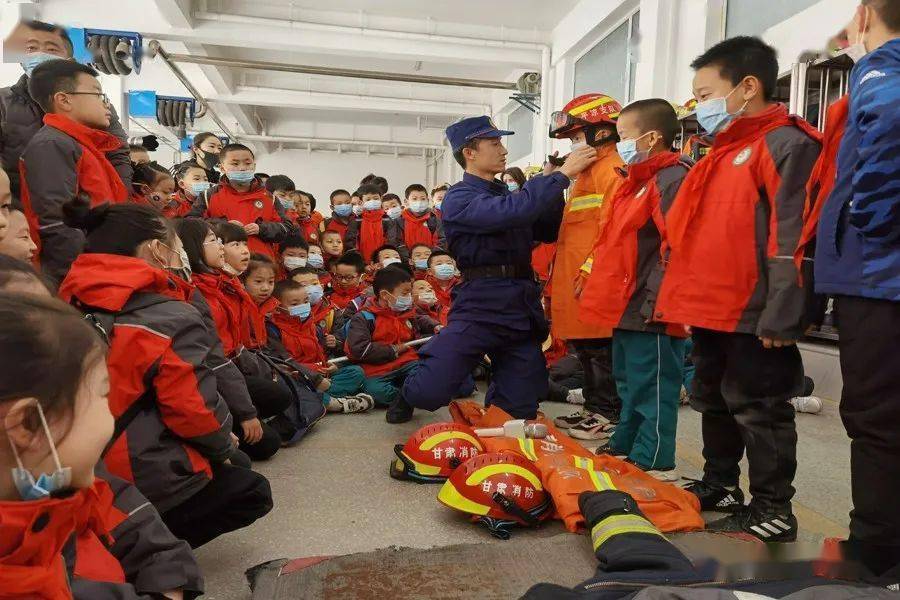 宁静“童”行——消防萌娃进“红门”感受奇妙“消防梦”-星空体育APP网站(图11)
宁静“童”行——消防萌娃进“红门”感受奇妙“消防梦”-星空体育APP网站(图11)