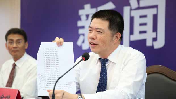 星空体育APP网站-老人难忍病痛跳井轻生 消防员五次下井救援(图2) 星空体育APP